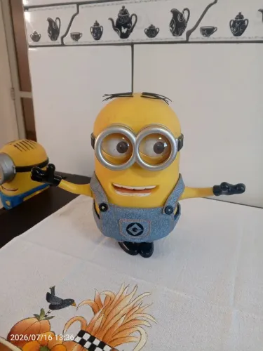 Boneco Minions grande iterativo meche os olhos faz o mesmo som qual no filme