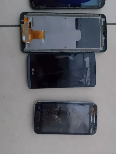 Lote de celular com defeito não segura e só pra reaproveitar peças não sei o estado ..