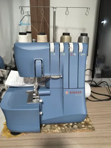 Máquina Overlock Singer.
