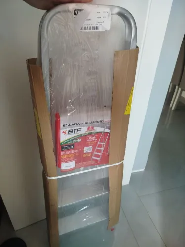 Escada 3 degraus com apoio de segurança
