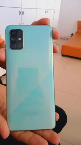 Galaxy a71 pra vender logo obs com listras não interfere em nada.
