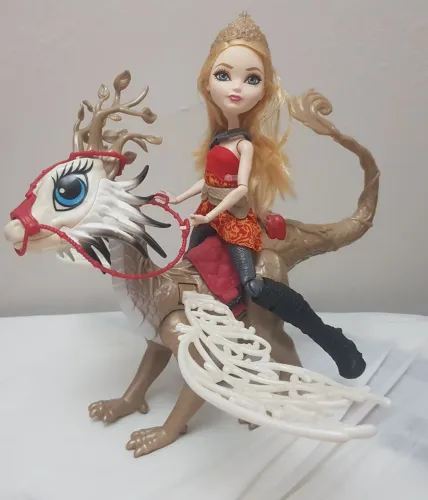 Boneca e DragãoEver After High Apple White Dragon Games 
