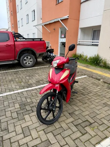 Moto Shineray Jet 125 vermelha.