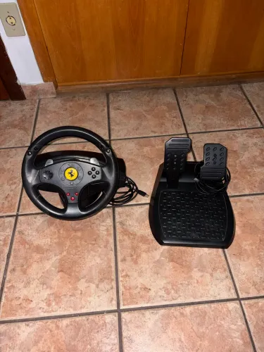 Volante Ferrari Thrustmaster GT Experience