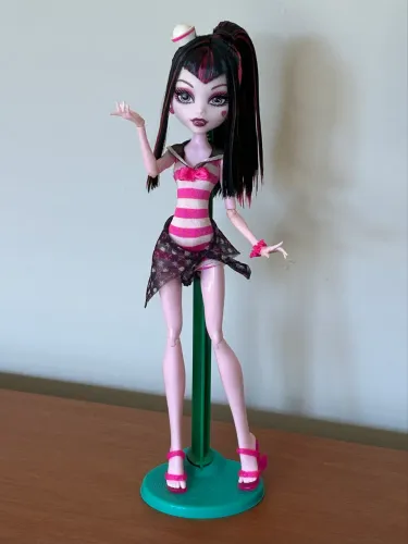Monster high draculaura skull shores