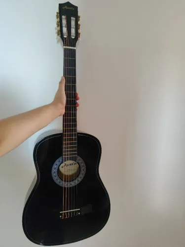 Violão preto da Austin