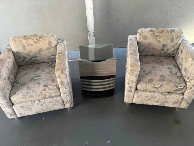 2 Poltronas + mesinha de apoio