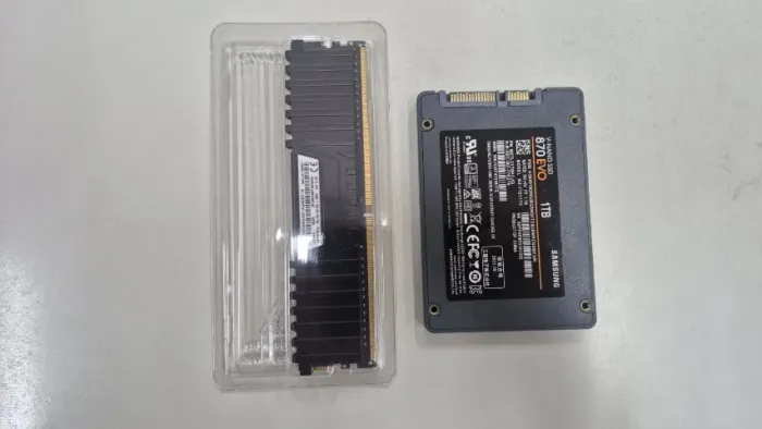 SSD Samsung 870EVO 1 TB + MEMORIA Corsair Vengeance 8GB 2400mhz