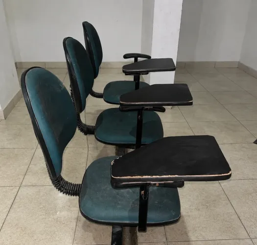 Cadeira longarina universitária com prancheta