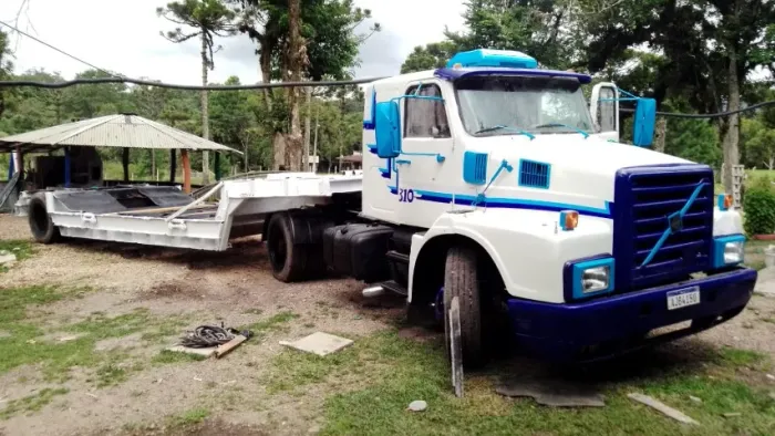 Escavadeira e caminhão volvo