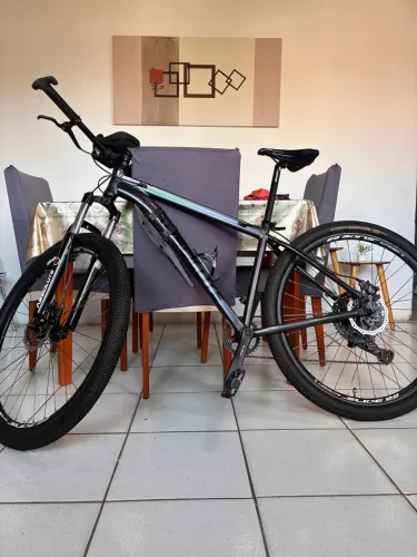 Bike de trilha aro 29 de alto padrão