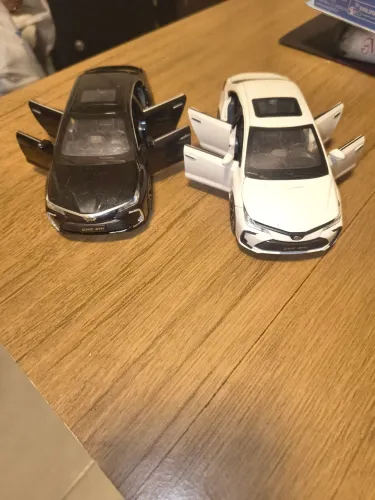 2 miniaturas Toyota Corolla escala 1 :32
