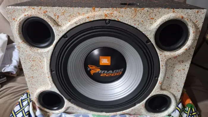 VENDO CAIXA COM SUB - TORNADO DE 15¨.