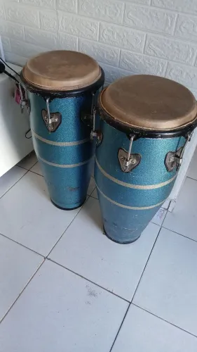 Par de congas luen obs: tem que trocar as peles