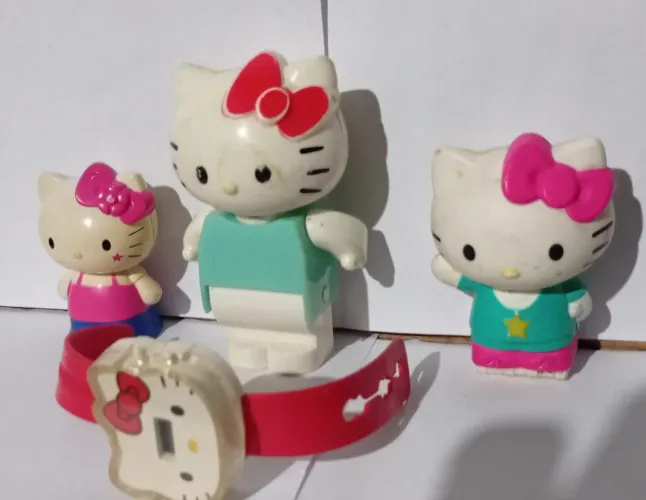 Lote de hello kittys antigas bonecas e relógio