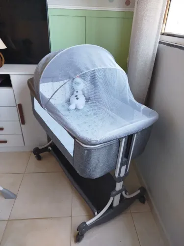 Berço portátil com regulador de altura