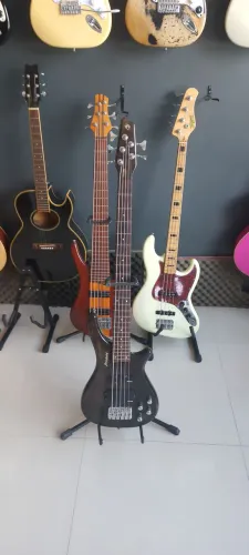 Baixo strimberg 5 cordas ativo