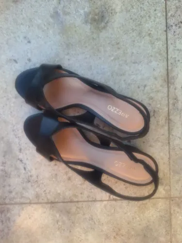 Sandália Arezzo preta semi-nova