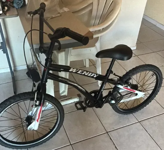 Bicicleta preta aro 20 semi nova