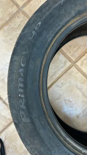 Pneu Michelin aro 16 na medida 215/60/16