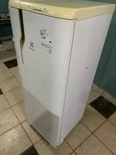 Vendo essa geladeira Electrolux usada completa