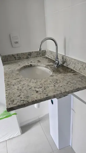 Kit Banheiro Roca / Incepa: Vaso Sanitário c/ Caixa Acoplada + Bancada de Granito com Cuba