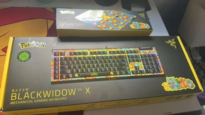 Kit Razer Pokémon - BlackWidow V4 X + Gigantus V2 M