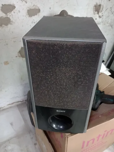 caixas de som e subwooff em perfeito estado apenas marcas de uso a unidade custará 350$