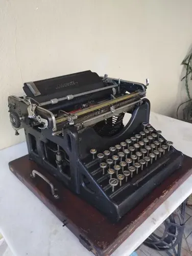Máquina de escrever Olivetti