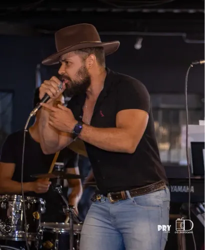 CANTOR SERTANEJO E VARIADOS