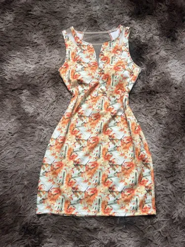 Vestido detalhes com tela