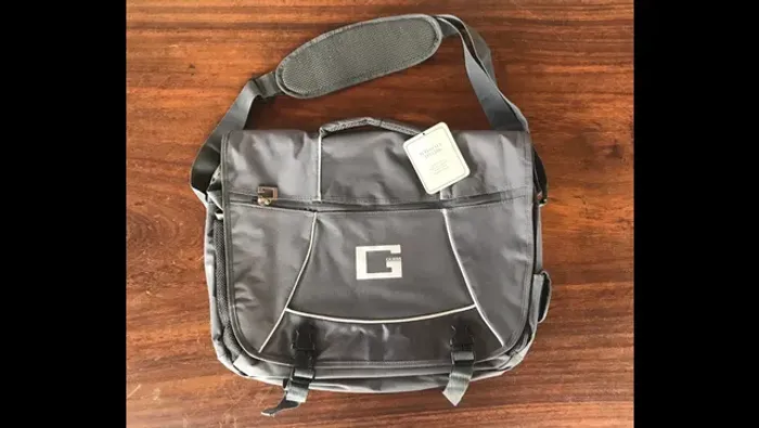 Pasta tipo carteiro Guess 