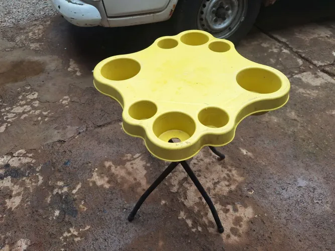 Mesa dobravel com porta-copos
