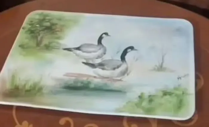 Antiga bandeja em porcelana 