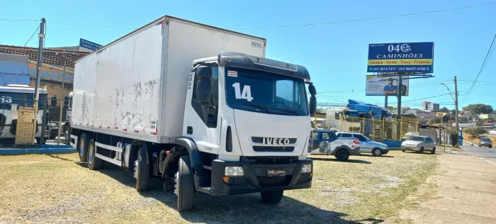 Caminhão  iveco Bitruck no bau 