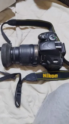 Câmera DSLR Nikon com Lente 18-55mm