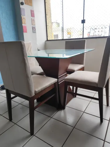 Mesa de jantar com 4 cadeiras