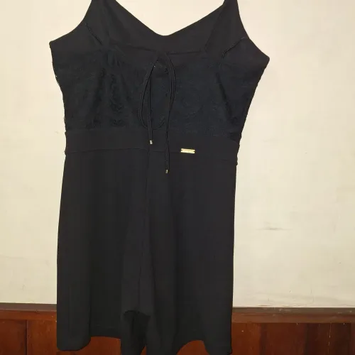 Macacão Preto com Detalhe em Renda