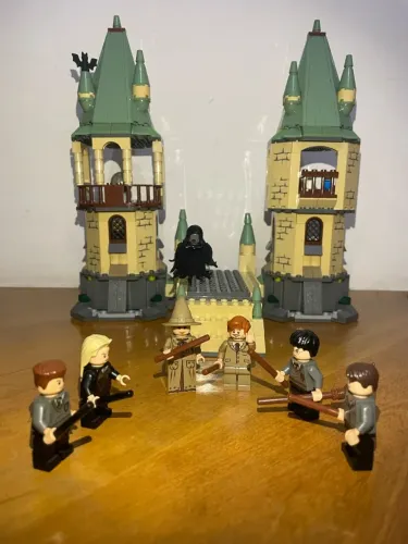 LEGO Harry Potter - Castelo de Hogwarts (As Relíquias da Morte 2) + Bonecos antigos