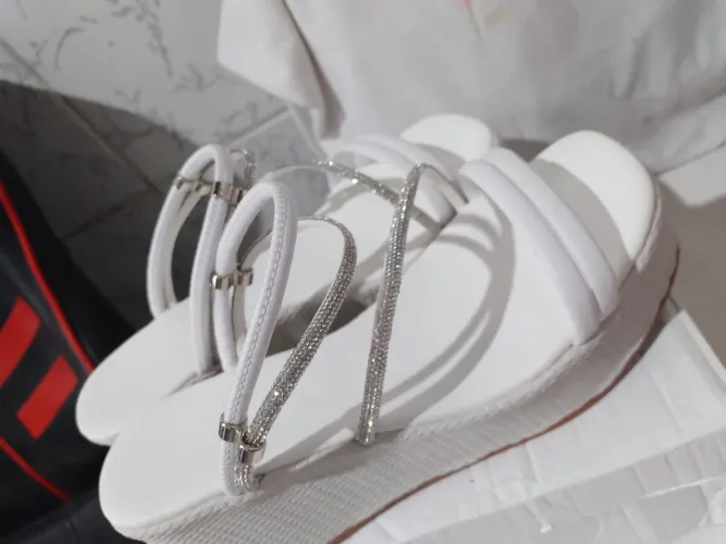 Sandália Feminina Branca com Strass, garanta sua sandália para o fim de ano.