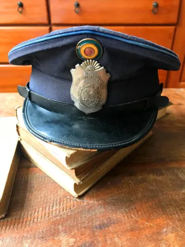 Quepe oficial da Polícia de Montevideo Uruguai tam 52 PP