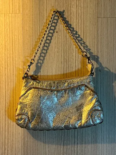 Bolsa de ombro dourada com corrente Luz da Lua