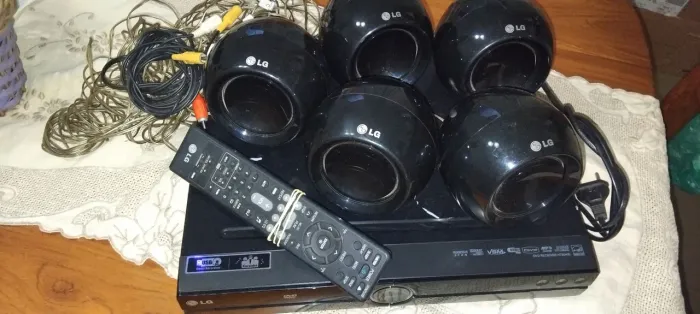 Home Theater LG com DVD Player e Karaoke e 5 caixas de som