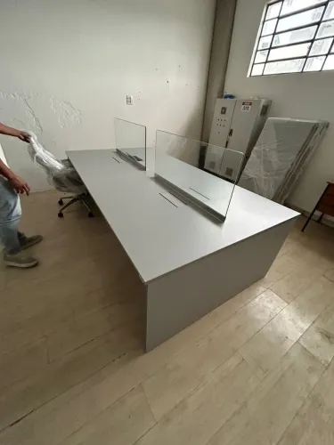 Estação de Trabalho Corporativa 260x140cm com Vidro e Tomadas - Moderna e Funcional