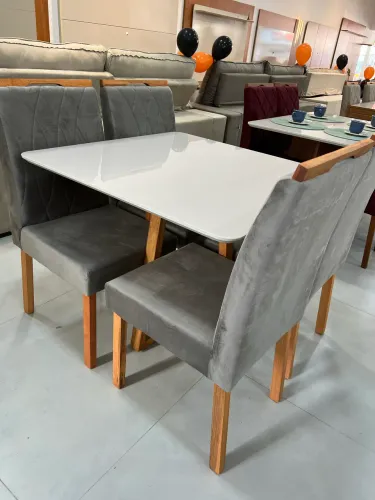 Mesa Quadrada de Madeira com 4 Cadeiras NOVO