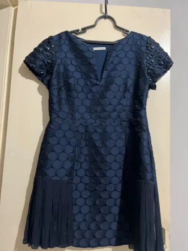 Vestido Azul marinho com pedrarias nas mangas. ANALISO PROPOSTAS.
