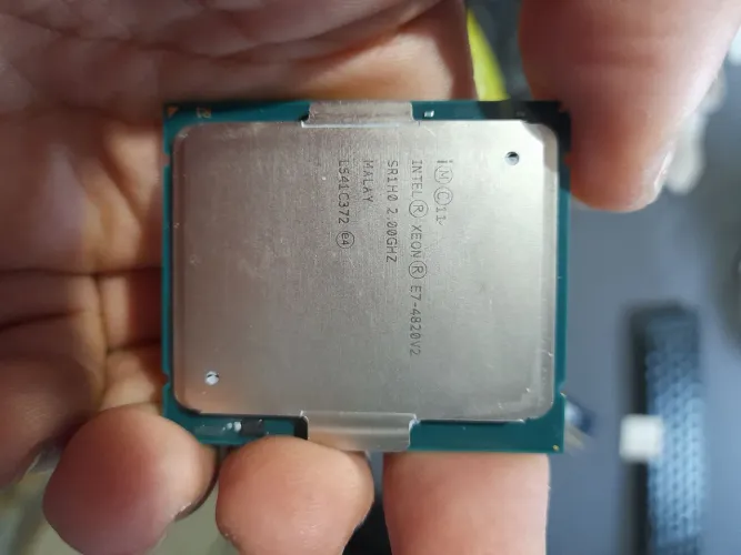 4 Processadores Intel Xeon E7-4820V2