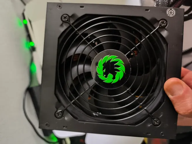 Fonte de 650W GAMEMAX GP650 80 PLUS