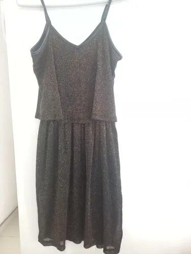 Vestido de festa preto com brilho dourado