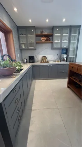 Cozinha moderna com armários planejados